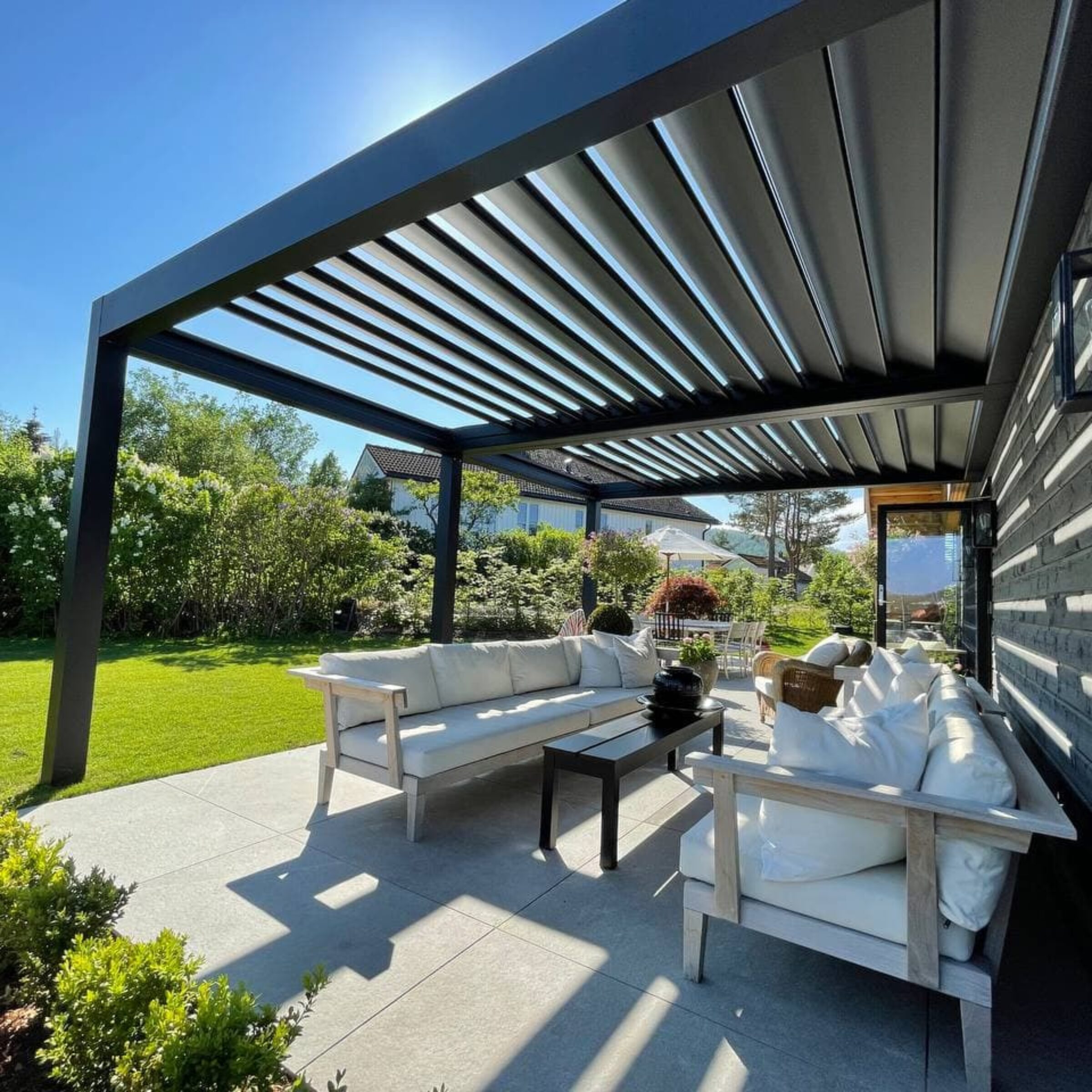 Pergola med skyvbare lameller